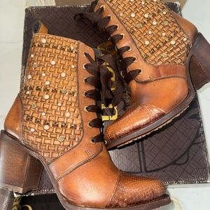 Cuadra Lace-Up women’s boots Woven Detail